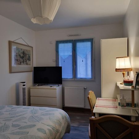1 Chambre Pour 2 Personnes "Chez L'Habitant" Maison Possede Un Petit Chien Quincy-Voisins Bagian luar foto