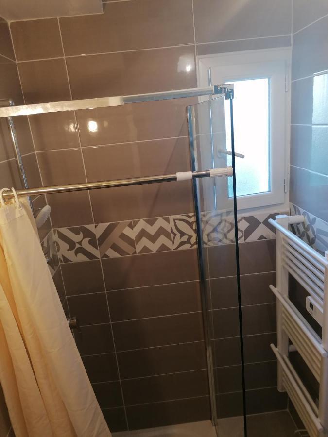 1 Chambre Pour 2 Personnes "Chez L'Habitant" Maison Possede Un Petit Chien Quincy-Voisins Bagian luar foto