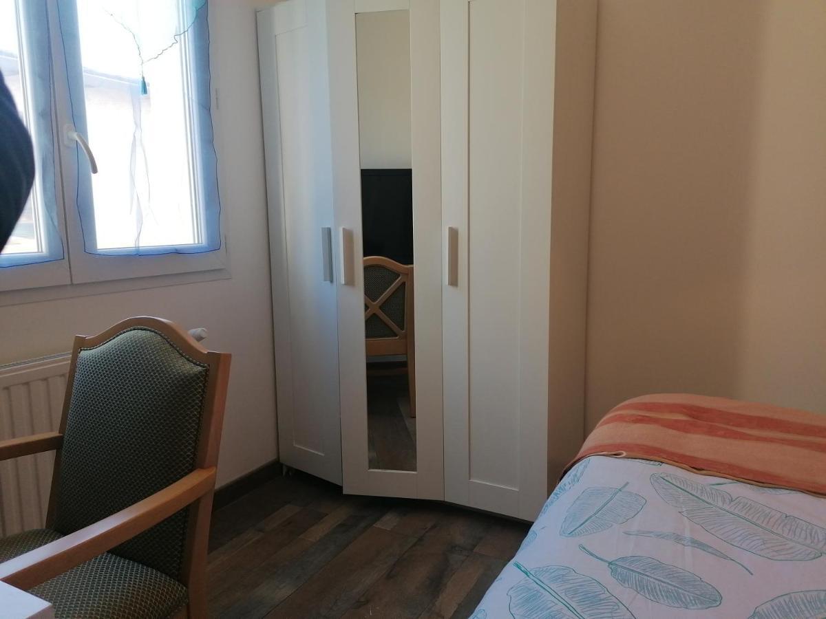 1 Chambre Pour 2 Personnes "Chez L'Habitant" Maison Possede Un Petit Chien Quincy-Voisins Bagian luar foto
